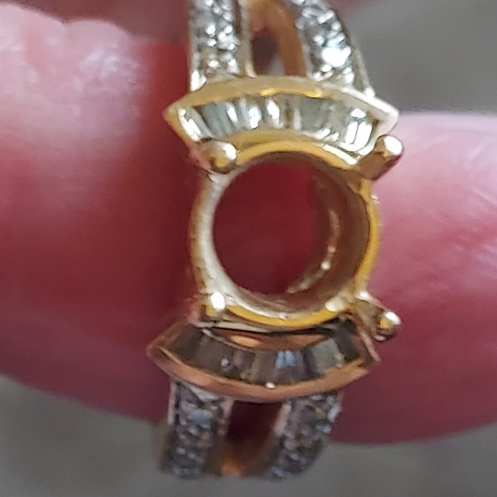 Gold ring with diamond chips